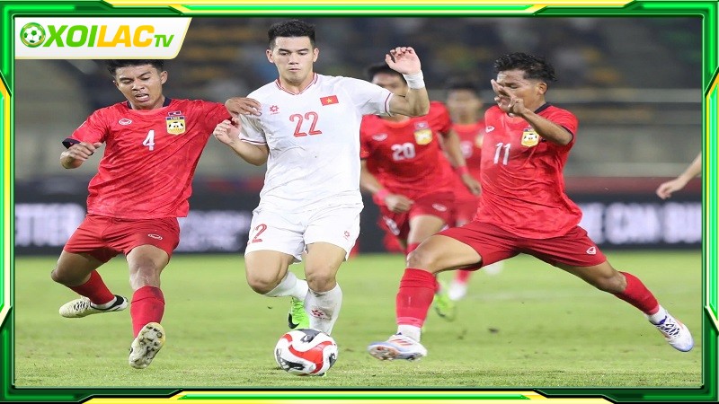 Kỹ thuật đẩy bóng qua người là gì?
